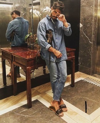 Какие сандалии носить с голубой джинсовой рубашкой мужчине