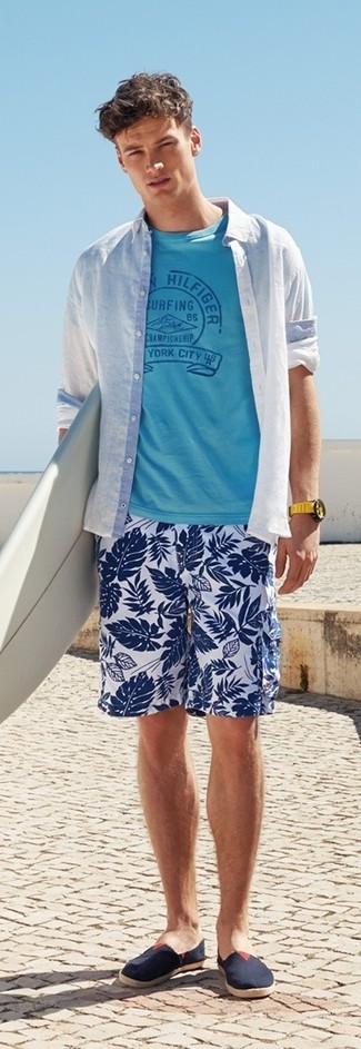 Какие шорты носить с голубой джинсовой рубашкой мужчине