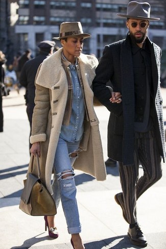 Как носить голубую джинсовую рубашку с светло-коричневым кожаным бомбером женщине