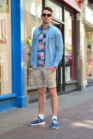 Как носить голубую джинсовую рубашку с светло-коричневыми шортами мужчине