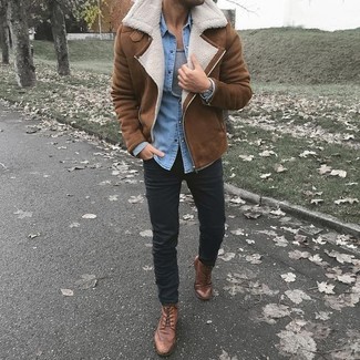 Какие майки носить с голубой джинсовой рубашкой мужчине