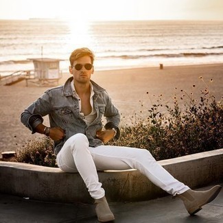 Как носить голубую джинсовую рубашку с белыми джинсами мужчине