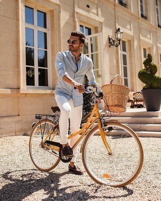 Как носить голубую джинсовую рубашку с белыми джинсами мужчине