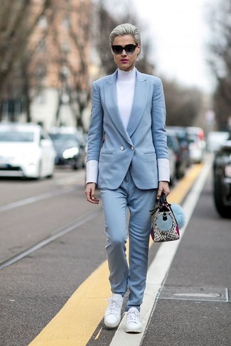 С чем носить голубой двубортный пиджак женщине