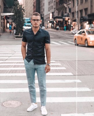 С чем носить голубые классические брюки мужчине