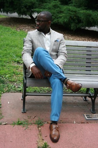 С чем носить голубые классические брюки мужчине