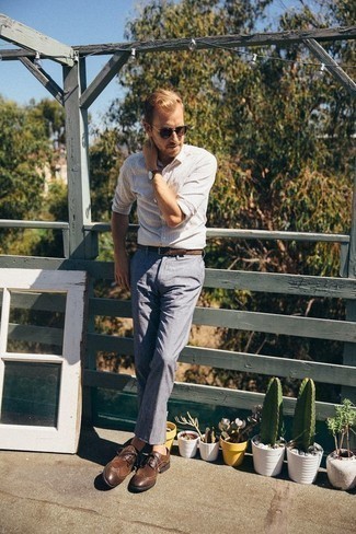 С чем носить голубые классические брюки мужчине