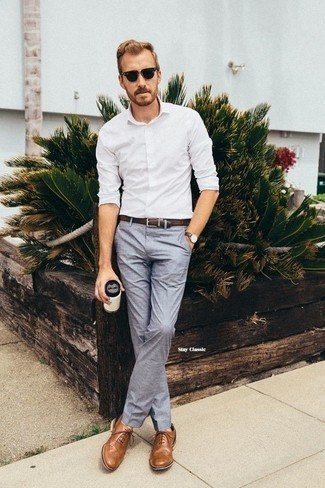 С чем носить голубые классические брюки мужчине