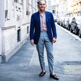 С чем носить голубые классические брюки мужчине