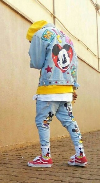 С чем носить голубую джинсовую куртку с вышивкой мужчине