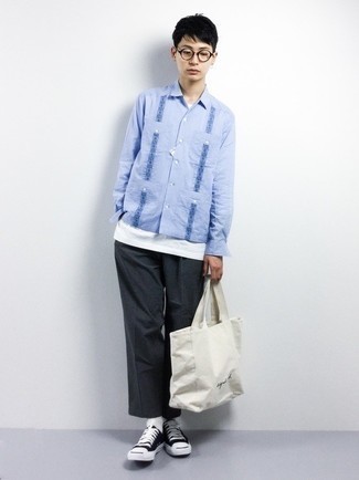 С чем носить голубую рубашку с длинным рукавом с вышивкой мужчине