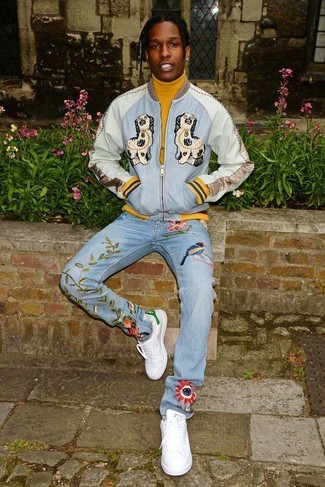 С чем носить голубые брюки с вышивкой мужчине