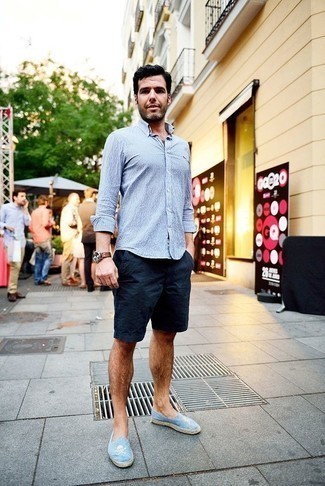 Какие рубашки с длинным рукавом носить с голубыми эспадрильями мужчине