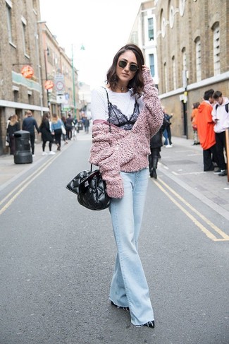 С чем носить голубые джинсы-клеш