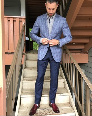 С чем носить голубую рубашку с длинным рукавом с цветочным принтом мужчине