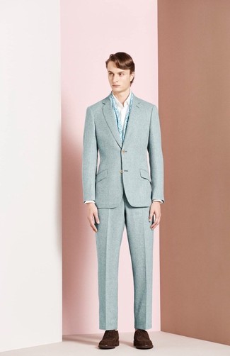 С чем носить голубой шарф с цветочным принтом мужчине