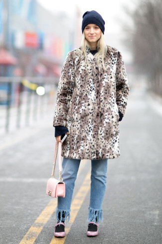 С чем носить голубые джинсы c бахромой женщине