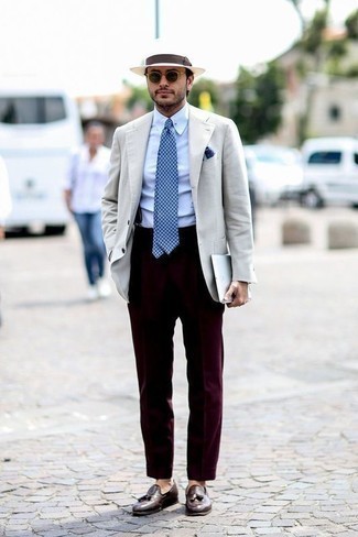 С чем носить голубой галстук с геометрическим рисунком мужчине