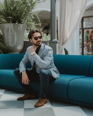С чем носить голубой пиджак в мелкую клетку мужчине