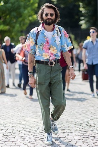 Какие брюки чинос носить с голубыми высокими кедами