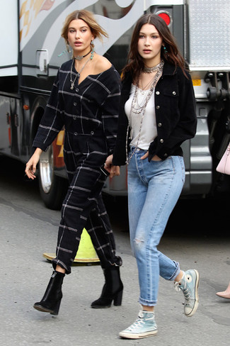 Какие джинсы носить с голубыми высокими кедами женщине