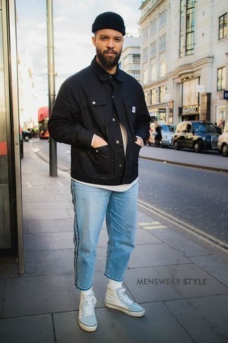 Какие куртки-рубашки носить с голубыми высокими кедами мужчине