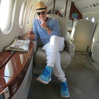 Какие спортивные штаны носить с голубыми высокими кедами мужчине