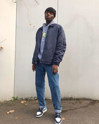 Как носить голубой худи с темно-синими джинсами мужчине