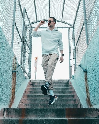 Какие спортивные штаны носить с голубым худи мужчине