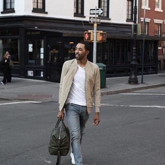 Как носить голубые джинсы с бежевым бомбером мужчине