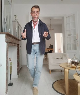 Как носить голубые джинсы с бежевыми замшевыми лоферами мужчине