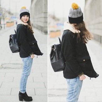 Как носить голубые джинсы с черно-белой короткой дубленкой женщине