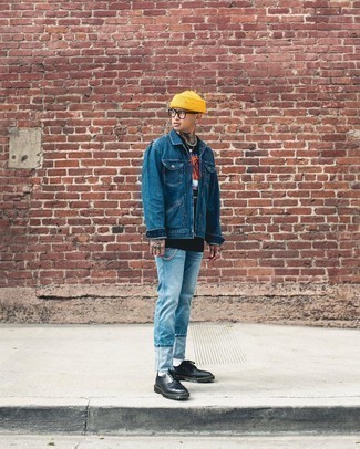 Как носить голубые джинсы с черными кожаными брогами