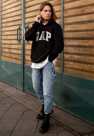 Как носить голубые джинсы с черными кожаными повседневными ботинками мужчине