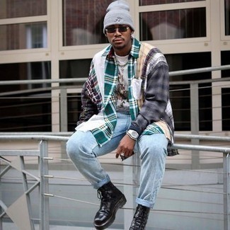 Как носить голубые джинсы с черными кожаными повседневными ботинками мужчине