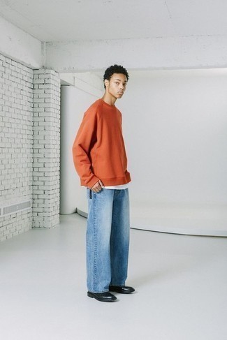 Как носить голубые джинсы с черными кожаными повседневными ботинками мужчине