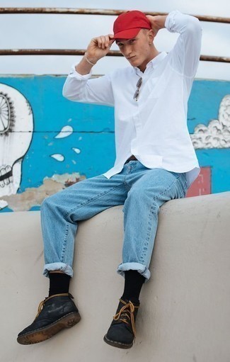 Как носить голубые джинсы с черными кожаными ботинками дезертами