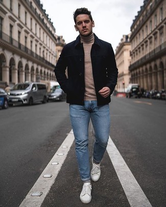 Как носить голубые джинсы с черной курткой-рубашкой мужчине