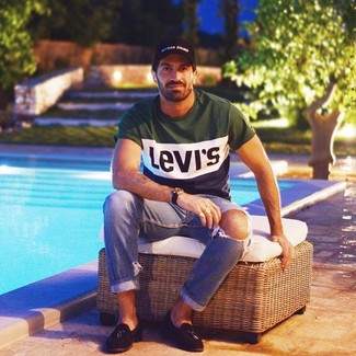 Как носить голубые джинсы с черными замшевыми лоферами мужчине