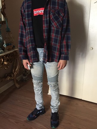 Как носить голубые джинсы с синими кроссовками мужчине