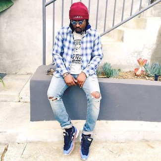 Как носить голубые джинсы с синими кроссовками мужчине