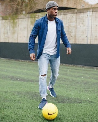 Как носить голубые джинсы с синими кроссовками мужчине