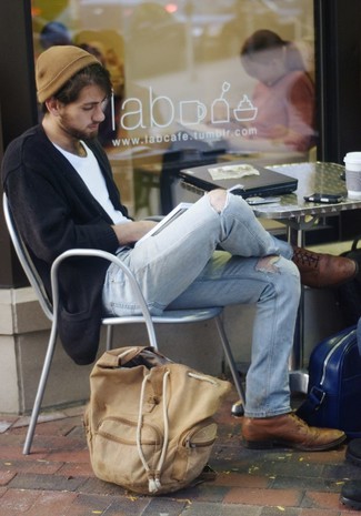 Как носить голубые джинсы с коричневыми кожаными брогами