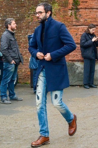 Как носить голубые джинсы с коричневыми кожаными брогами