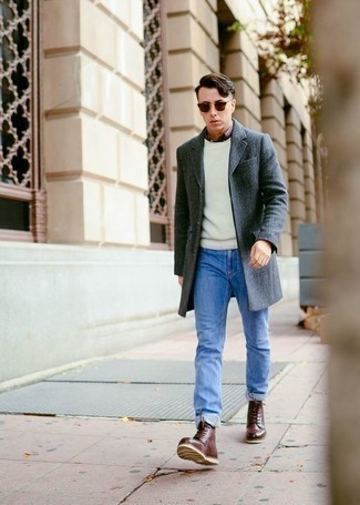 Как носить голубые джинсы с коричневыми кожаными повседневными ботинками мужчине