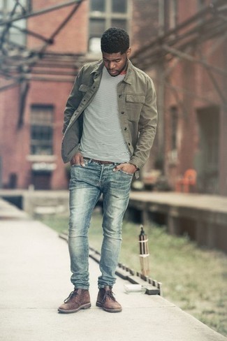 Как носить голубые джинсы с коричневыми кожаными ботинками дезертами