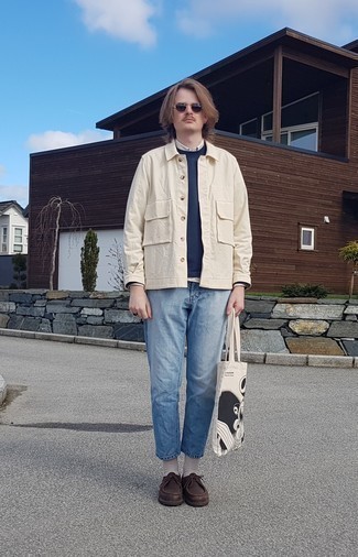 Как носить голубые джинсы с коричневыми кожаными ботинками дезертами