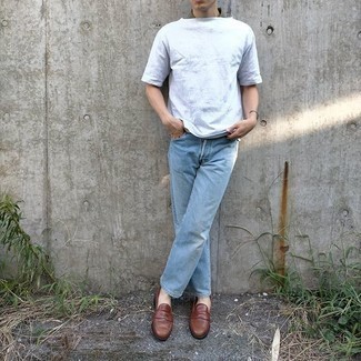 Как носить голубые джинсы с коричневыми кожаными лоферами мужчине