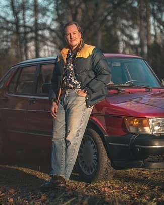 Как носить голубые джинсы с коричневыми кожаными лоферами мужчине