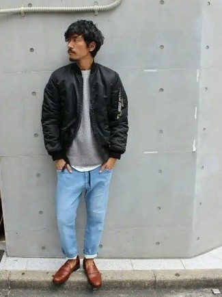 Как носить голубые джинсы с коричневыми кожаными лоферами мужчине